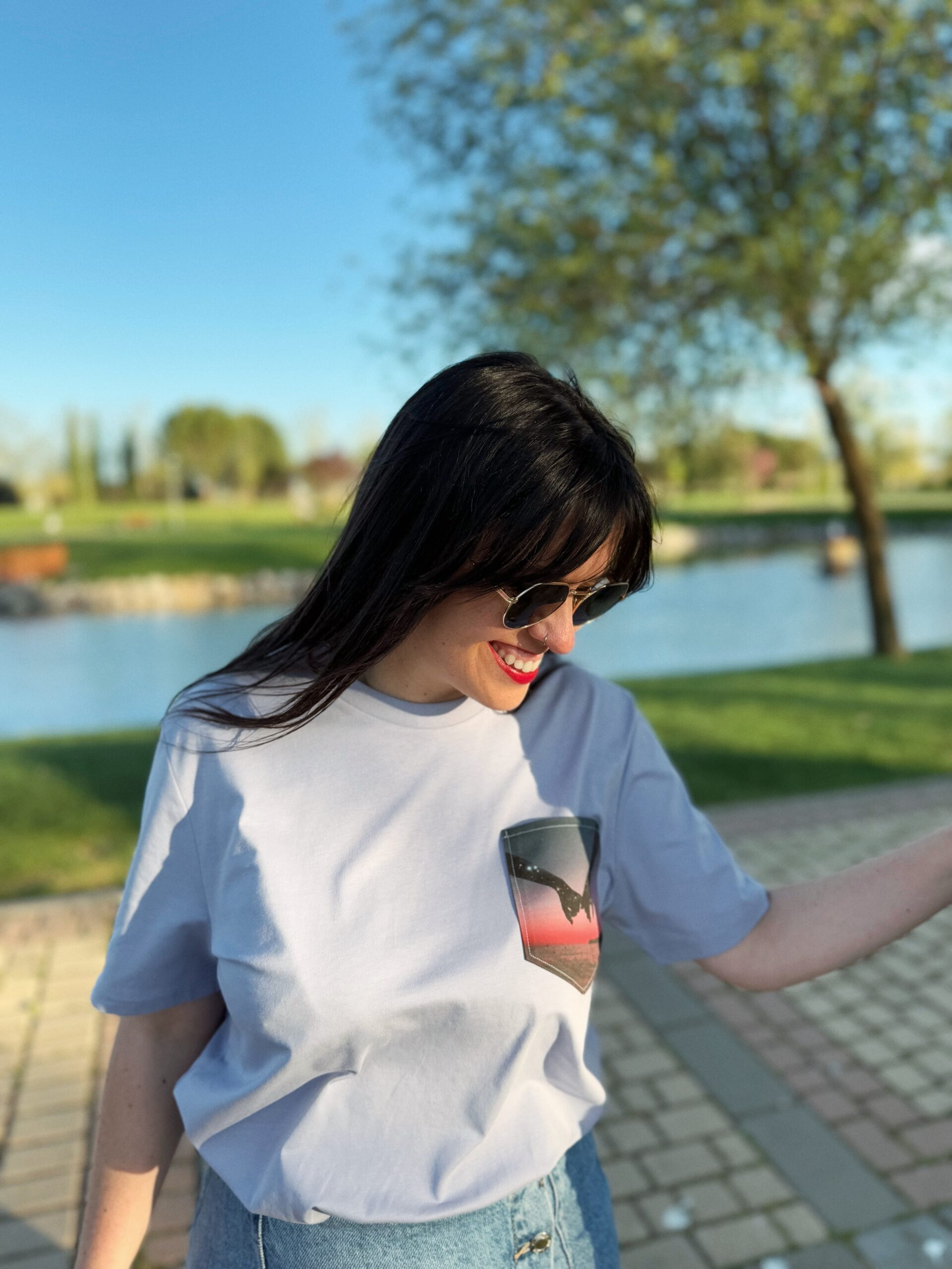 Camiseta bolsillo lavanda Y ocurrió así - Imagen 3