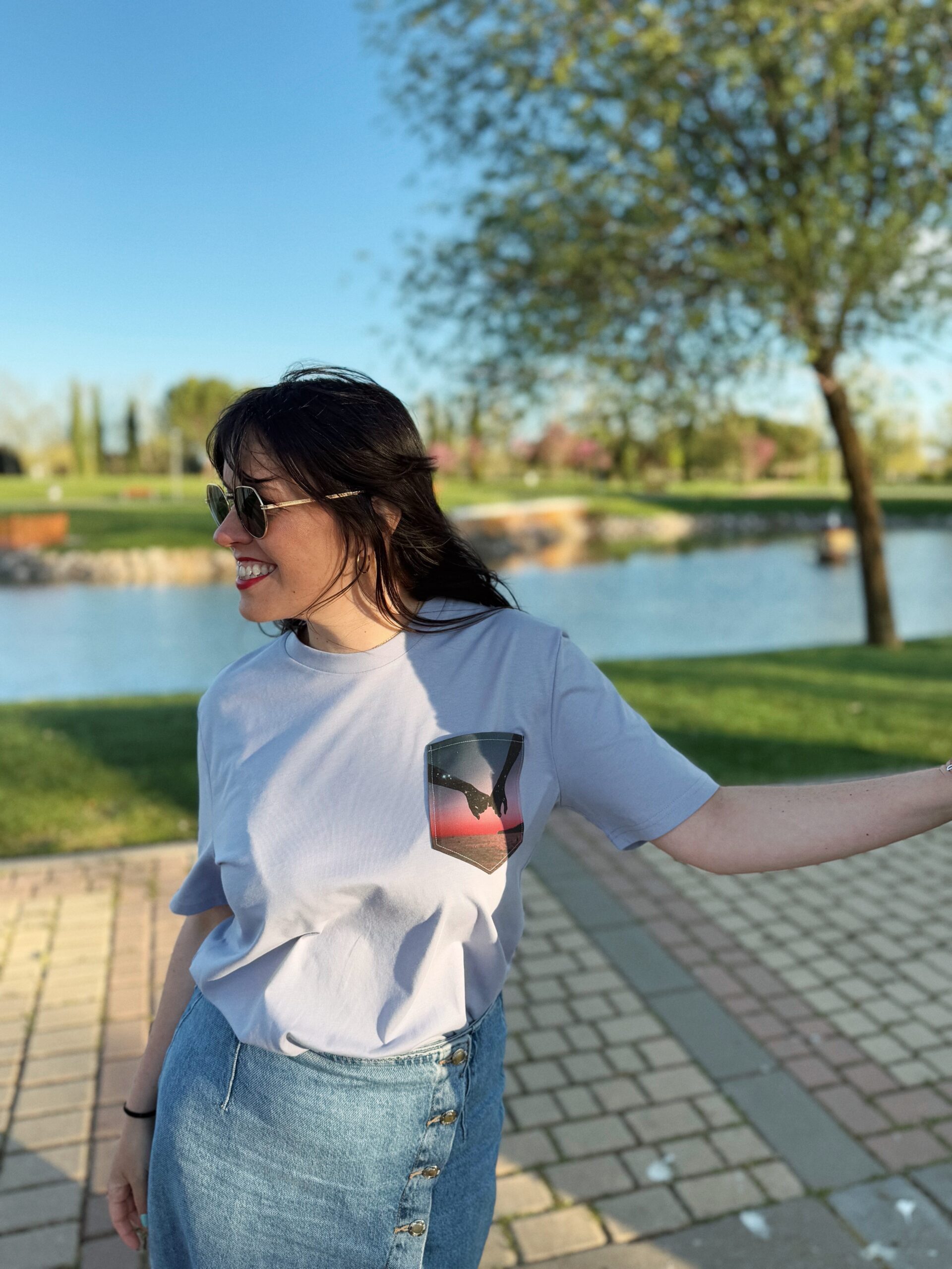 Camiseta bolsillo lavanda Y ocurrió así