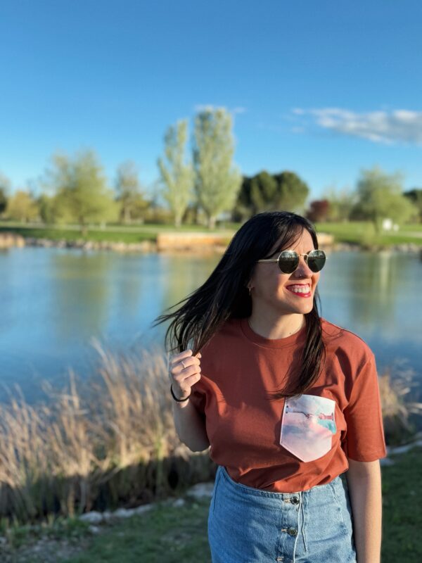 Camiseta bolsillo terracota Personas Puente