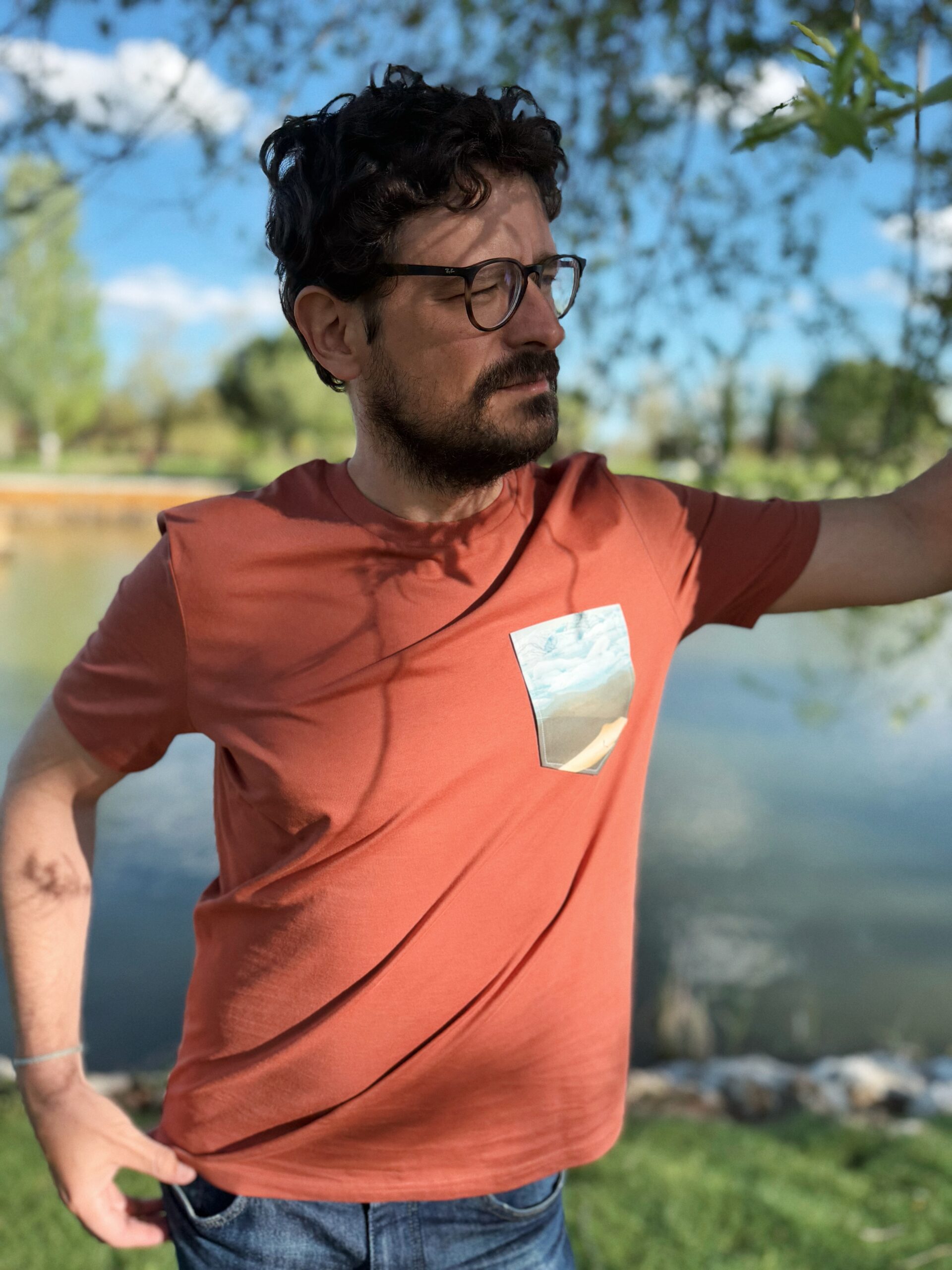 Camiseta bolsillo terracota Divina Soledad - Imagen 2
