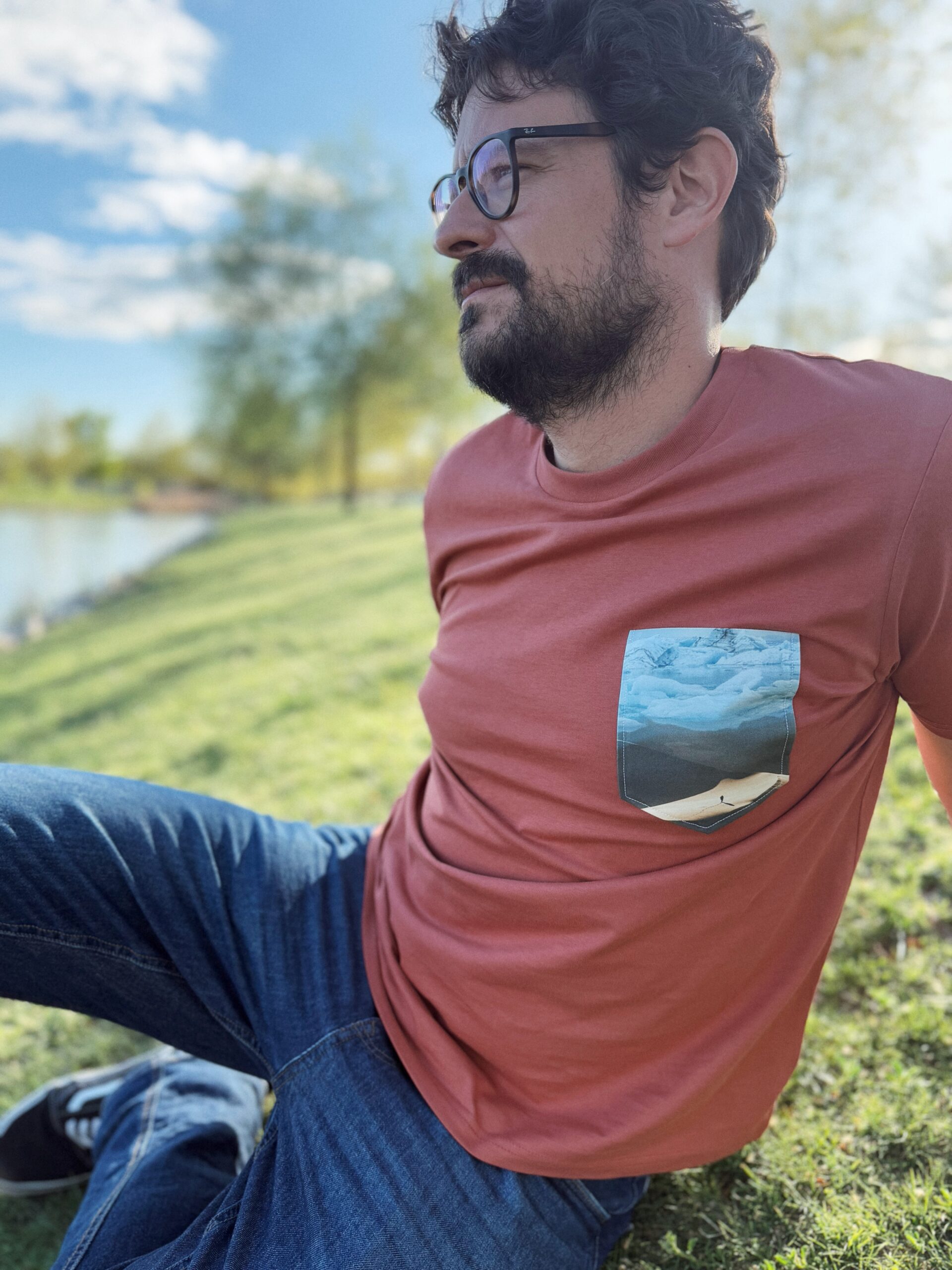 Camiseta bolsillo terracota Divina Soledad - Imagen 3