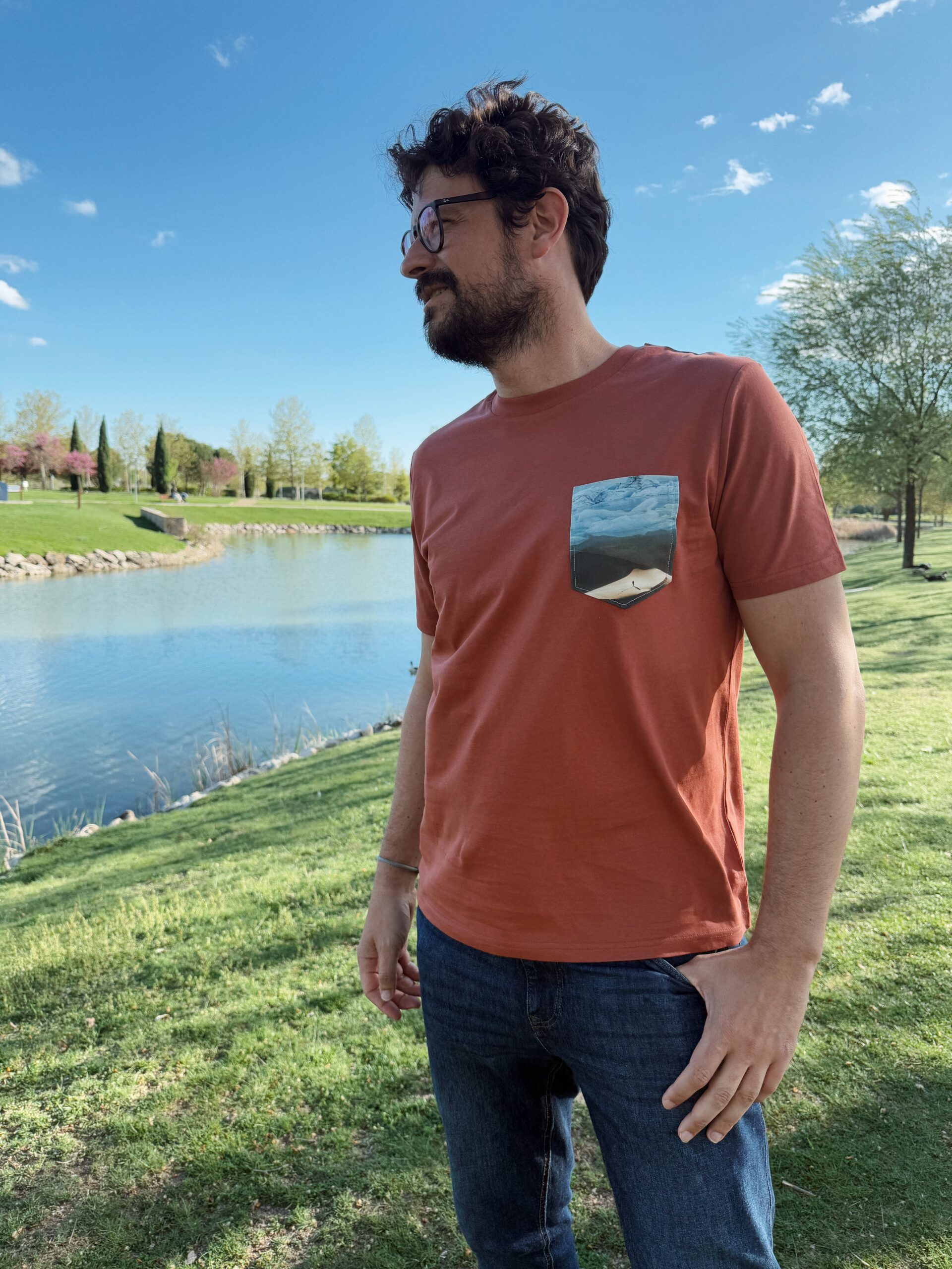 Camiseta bolsillo terracota Divina Soledad